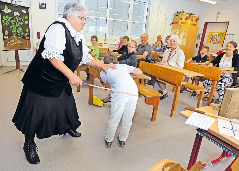 Učitelka bije neposlušného žáka